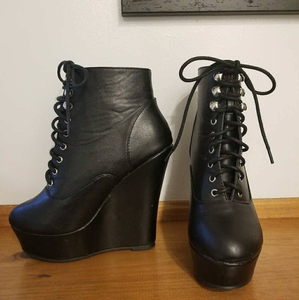 Black booties 🔥